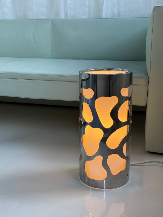 Skulpturel lampe med organiske udskæringer