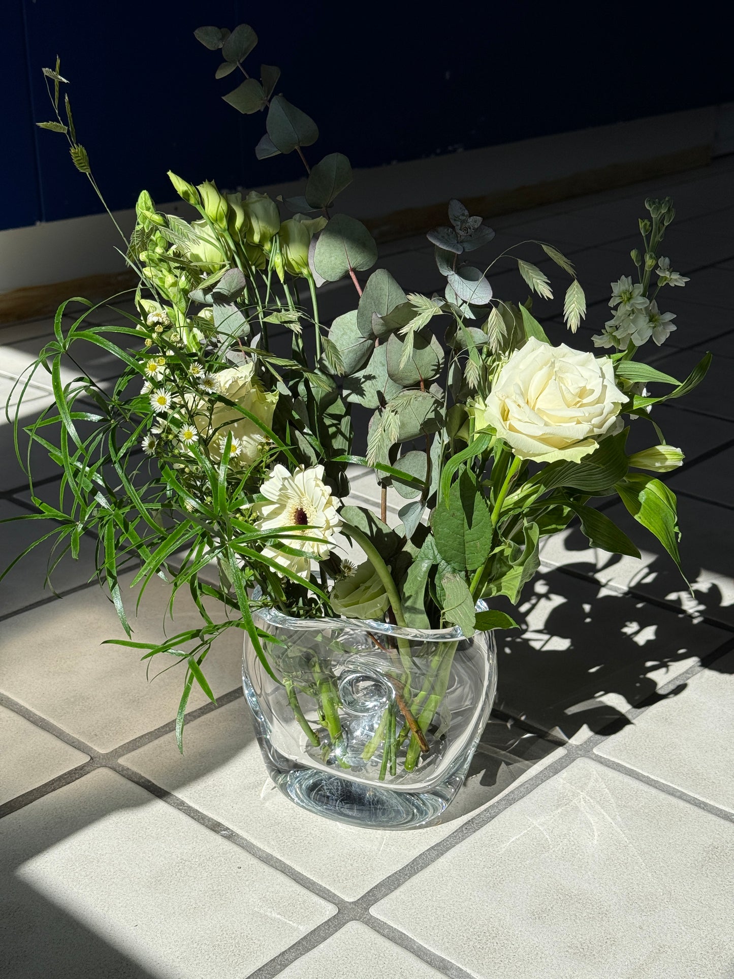 Organisk vase med indbygget opdeling