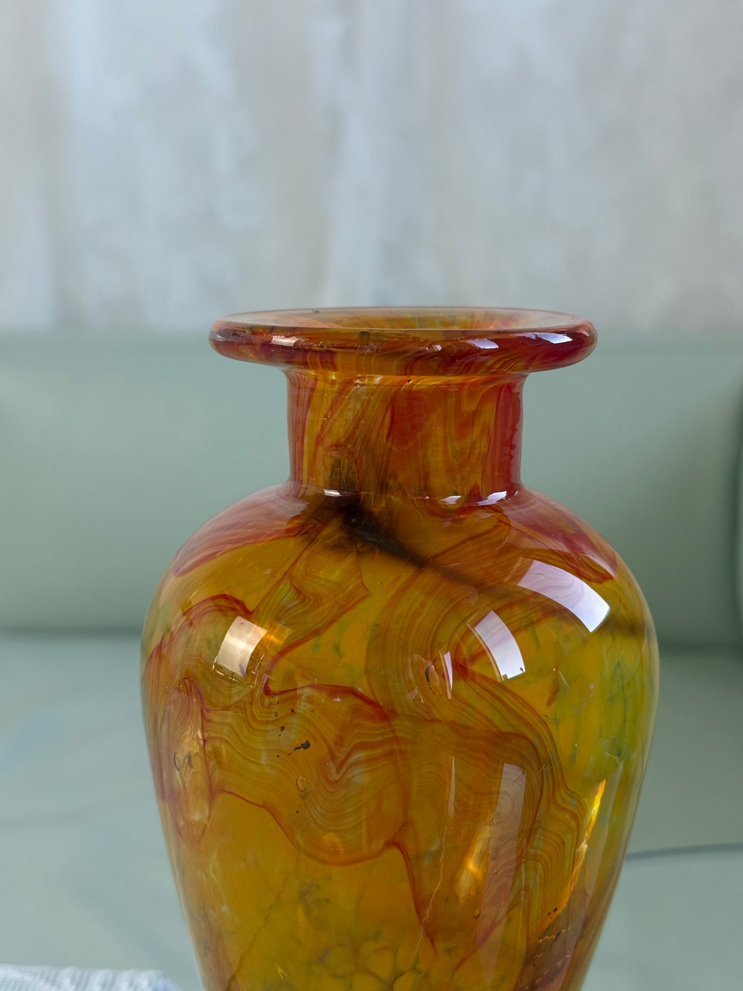 Mundblæst vase i orange nuancer
