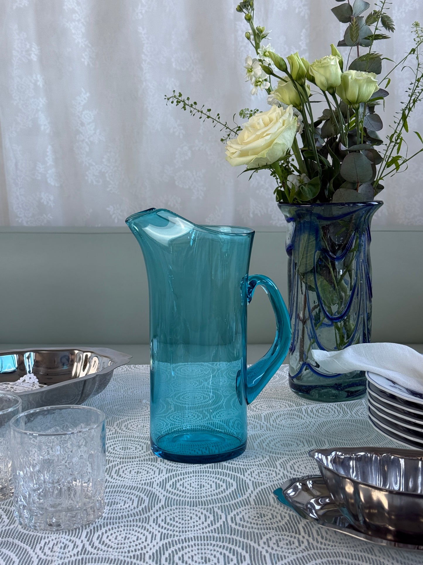 Mundblæst kande i blåt glas