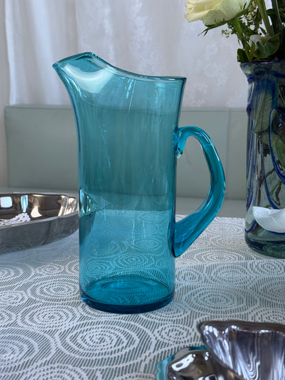 Mundblæst kande i blåt glas