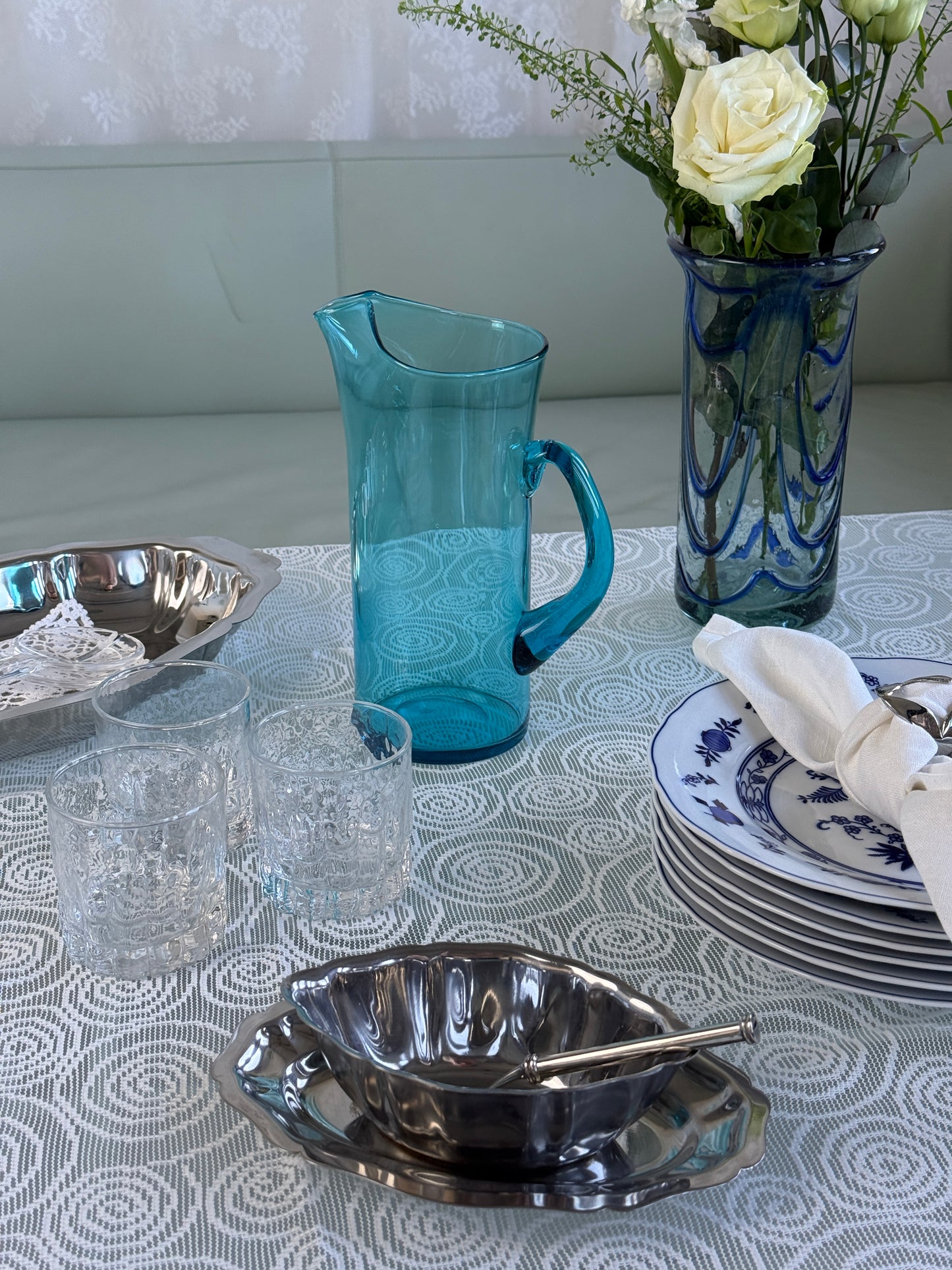 Mundblæst kande i blåt glas
