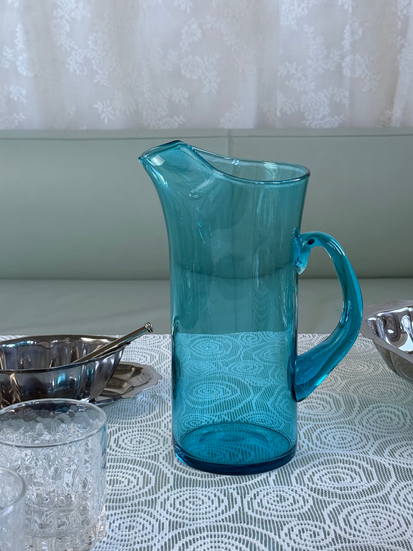 Mundblæst kande i blåt glas