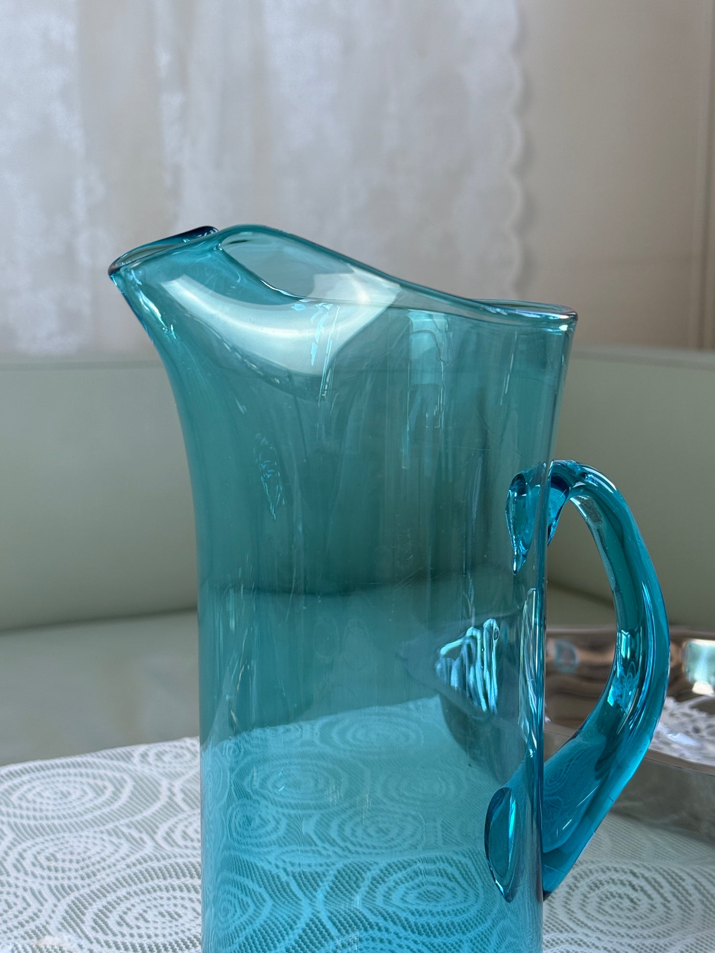 Mundblæst kande i blåt glas
