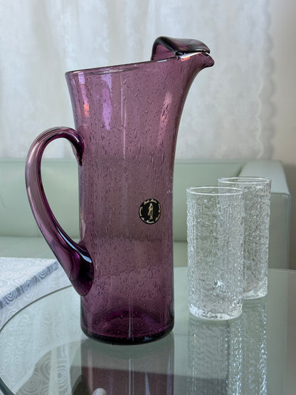 Mundblæst kande i lilla glas