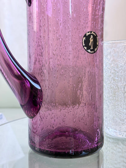 Mundblæst kande i lilla glas