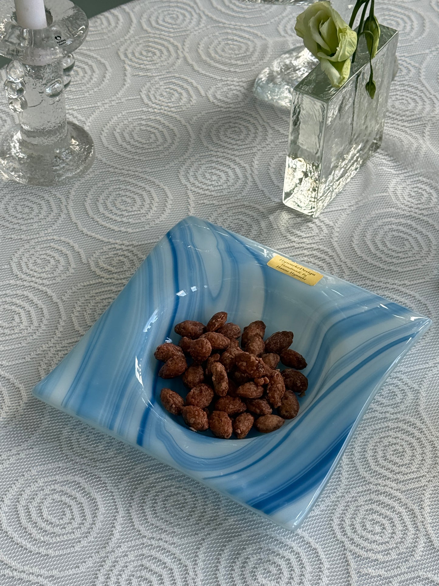 Mundblæst glasskål i blå nuancer