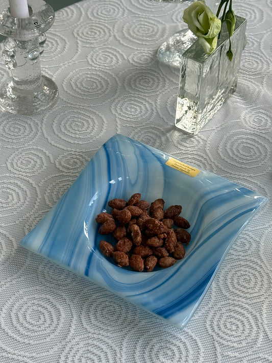 Mundblæst glasskål i blå nuancer