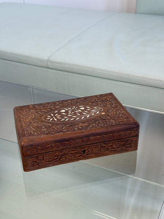 Håndskåret trææske / smykkeskrin