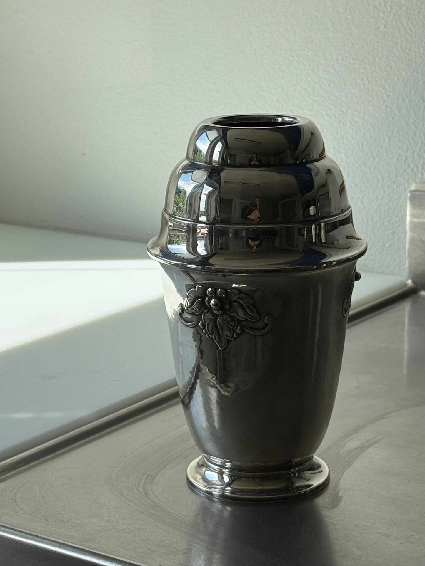 Sølvplet vase med dekorative detaljer