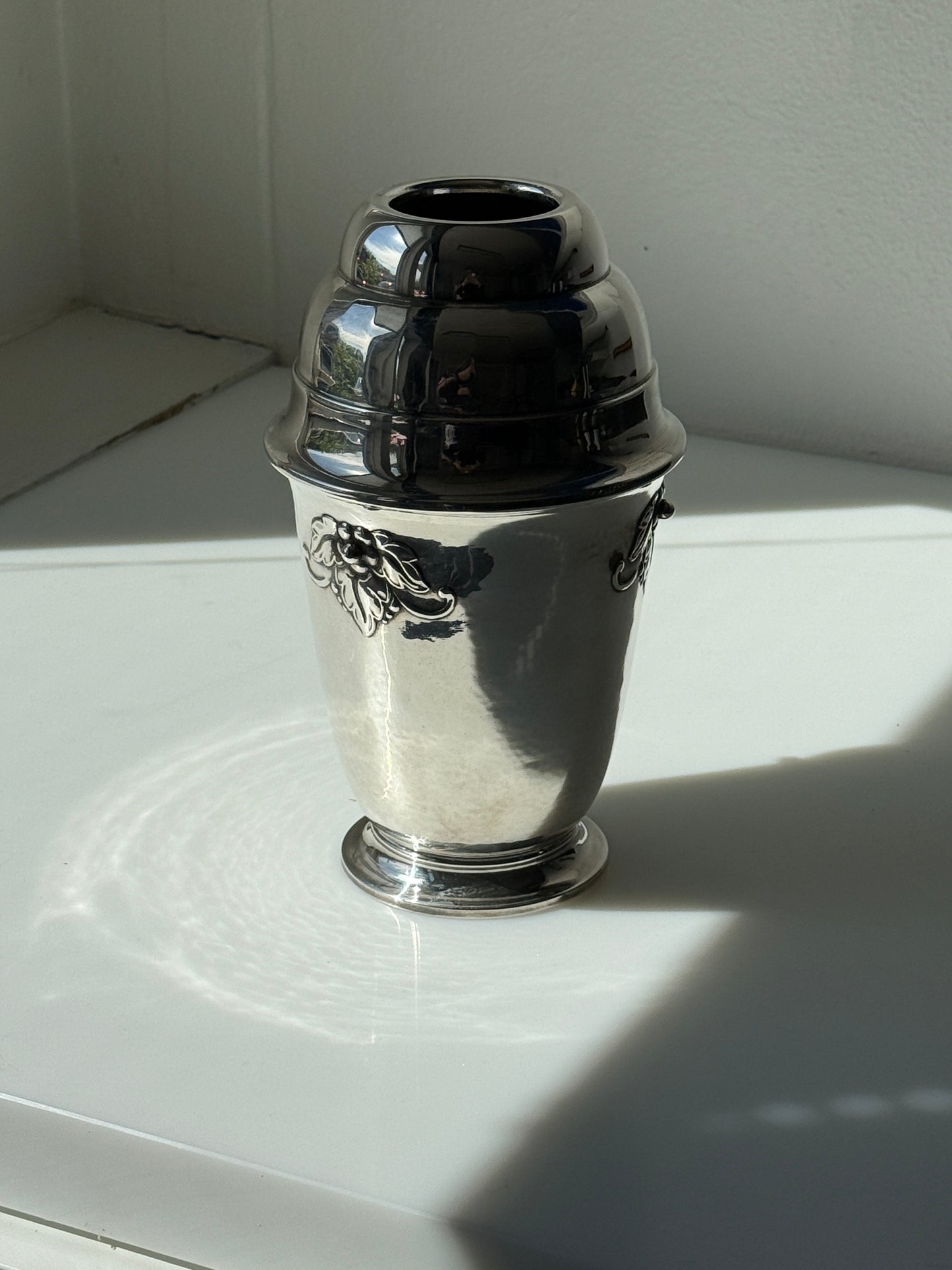 Sølvplet vase med dekorative detaljer