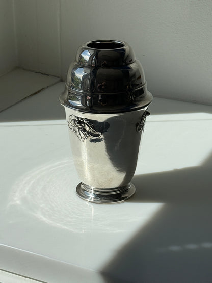 Sølvplet vase med dekorative detaljer