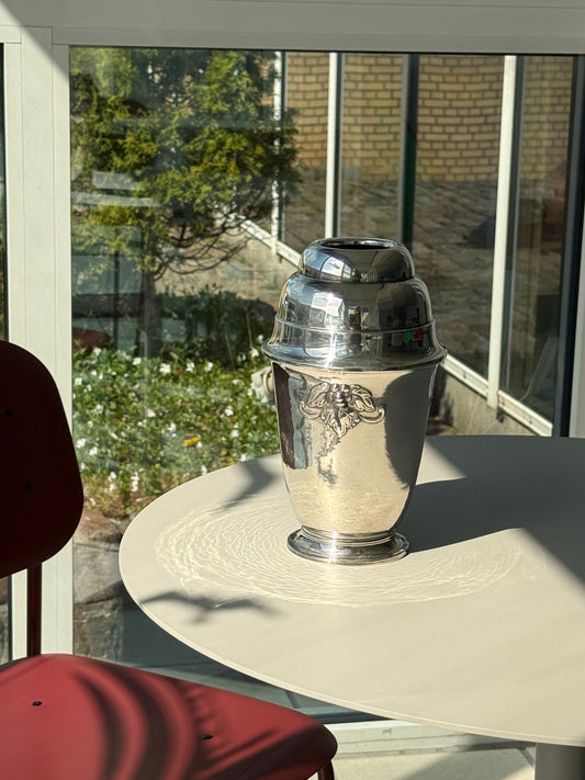 Sølvplet vase med dekorative detaljer