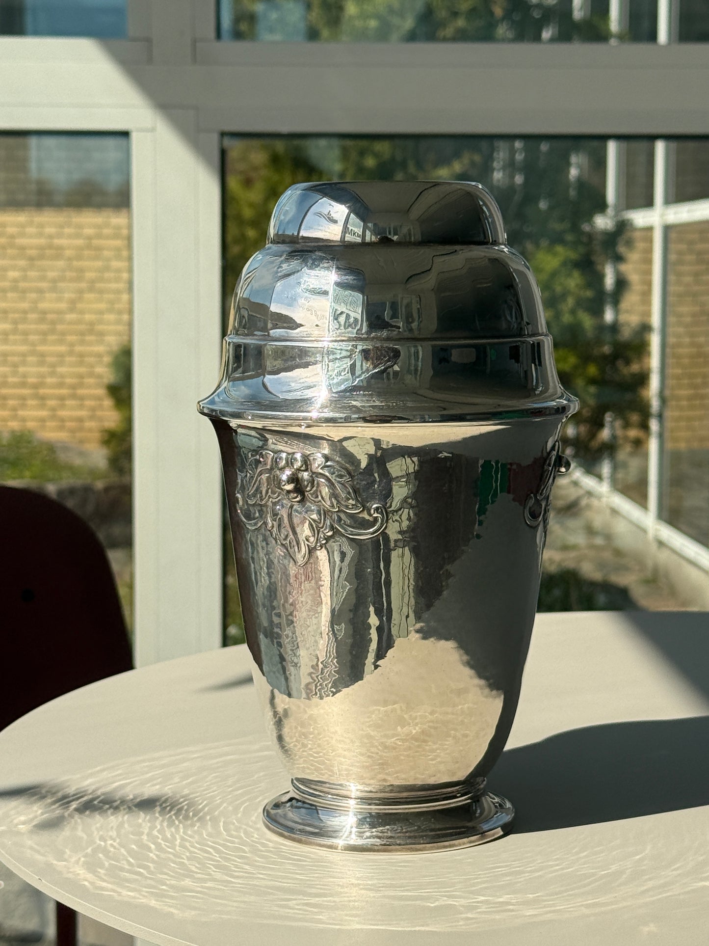 Sølvplet vase med dekorative detaljer