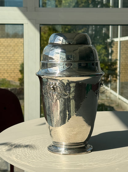 Sølvplet vase med dekorative detaljer