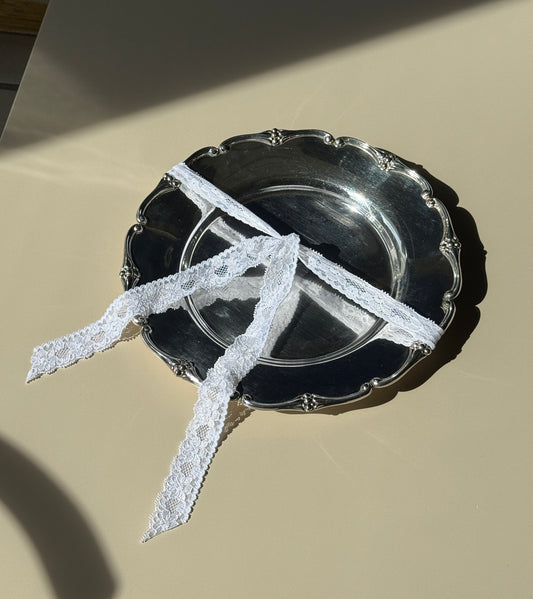 Sølvplet fad med dekorativ kant