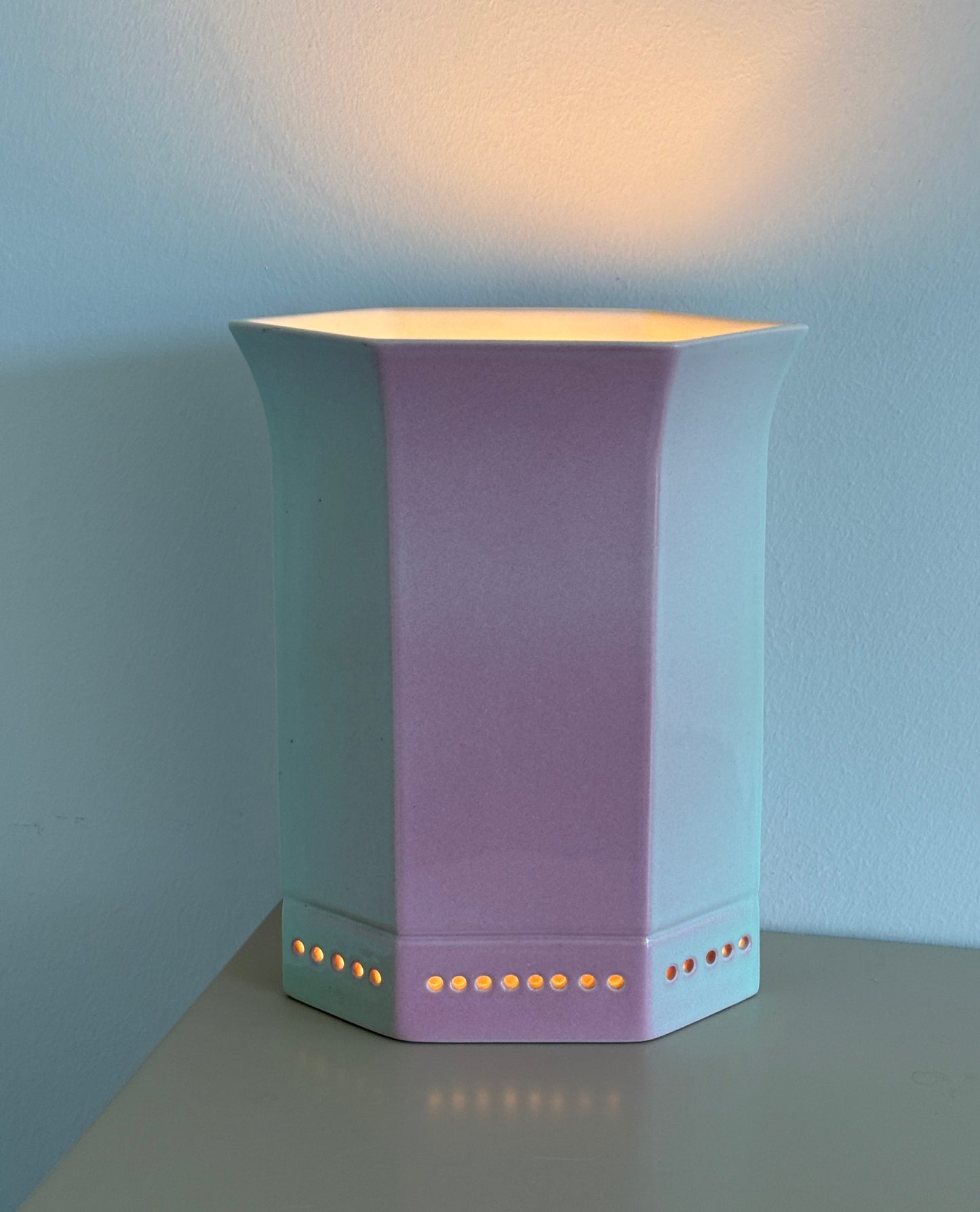 Keramiklampe i rosa/beige farve