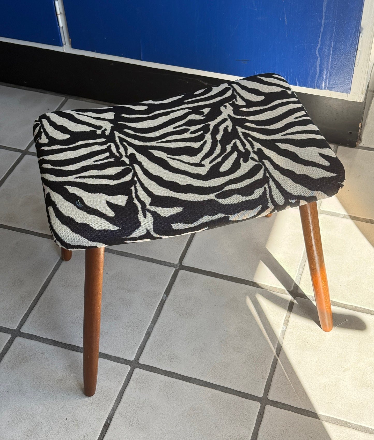 Skammel med zebrastof