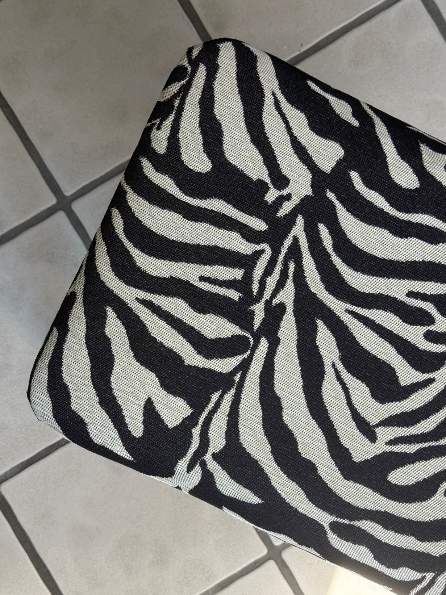 Skammel med zebrastof
