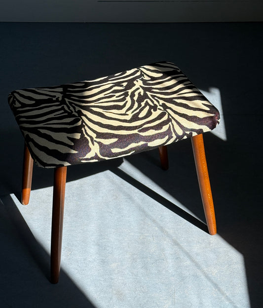 Skammel med zebrastof