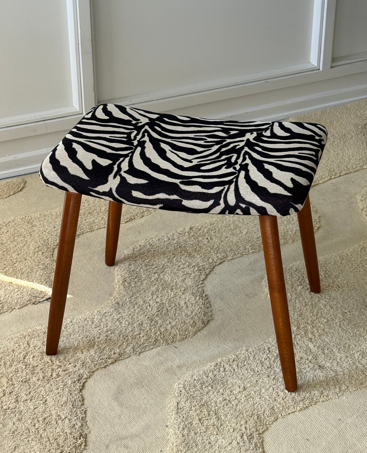 Skammel med zebrastof
