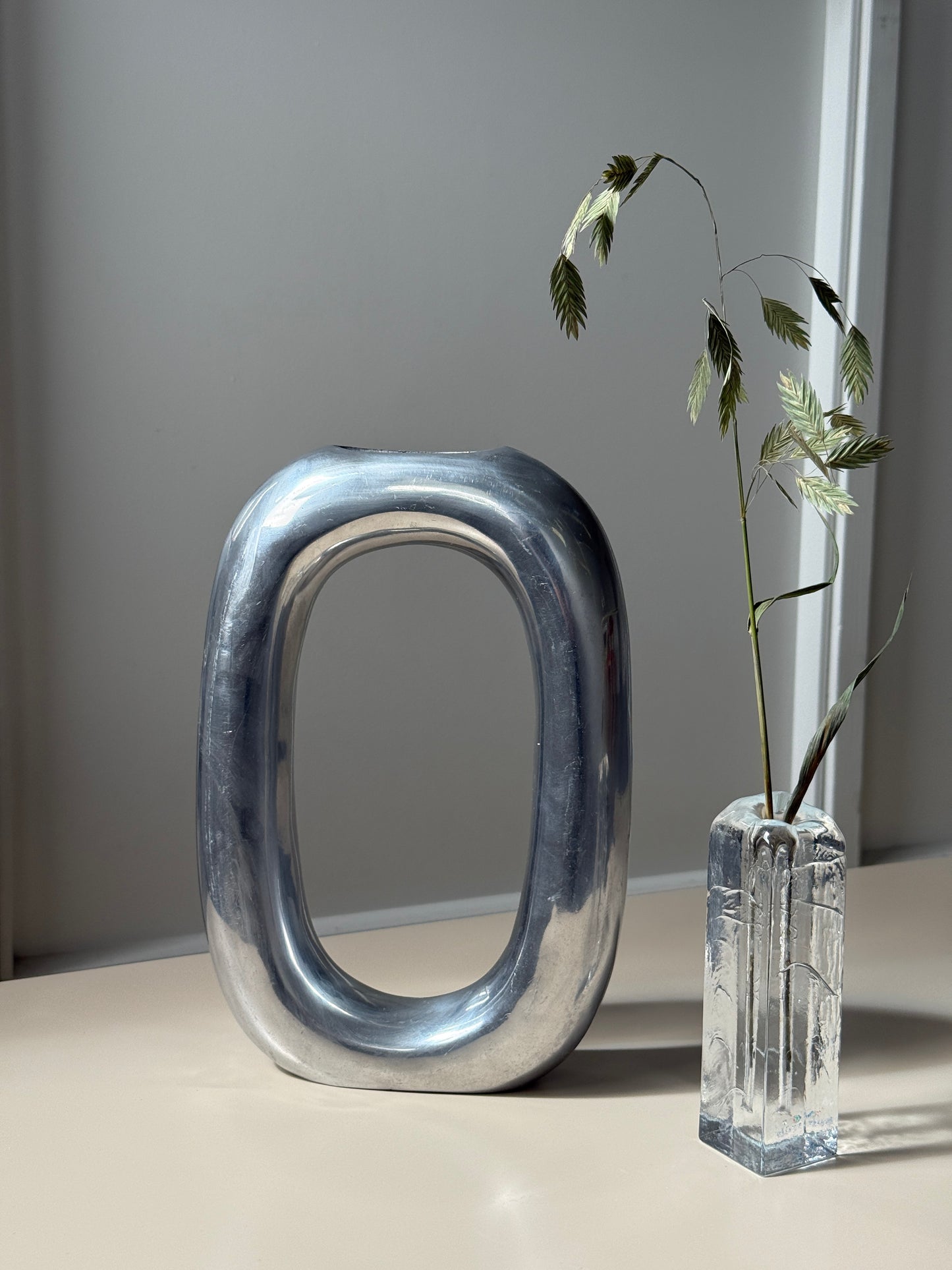 Aluminiumsvase i skulpturelt design