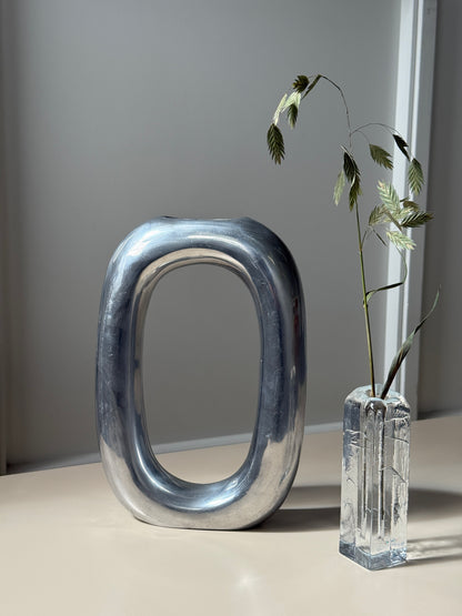 Aluminiumsvase i skulpturelt design