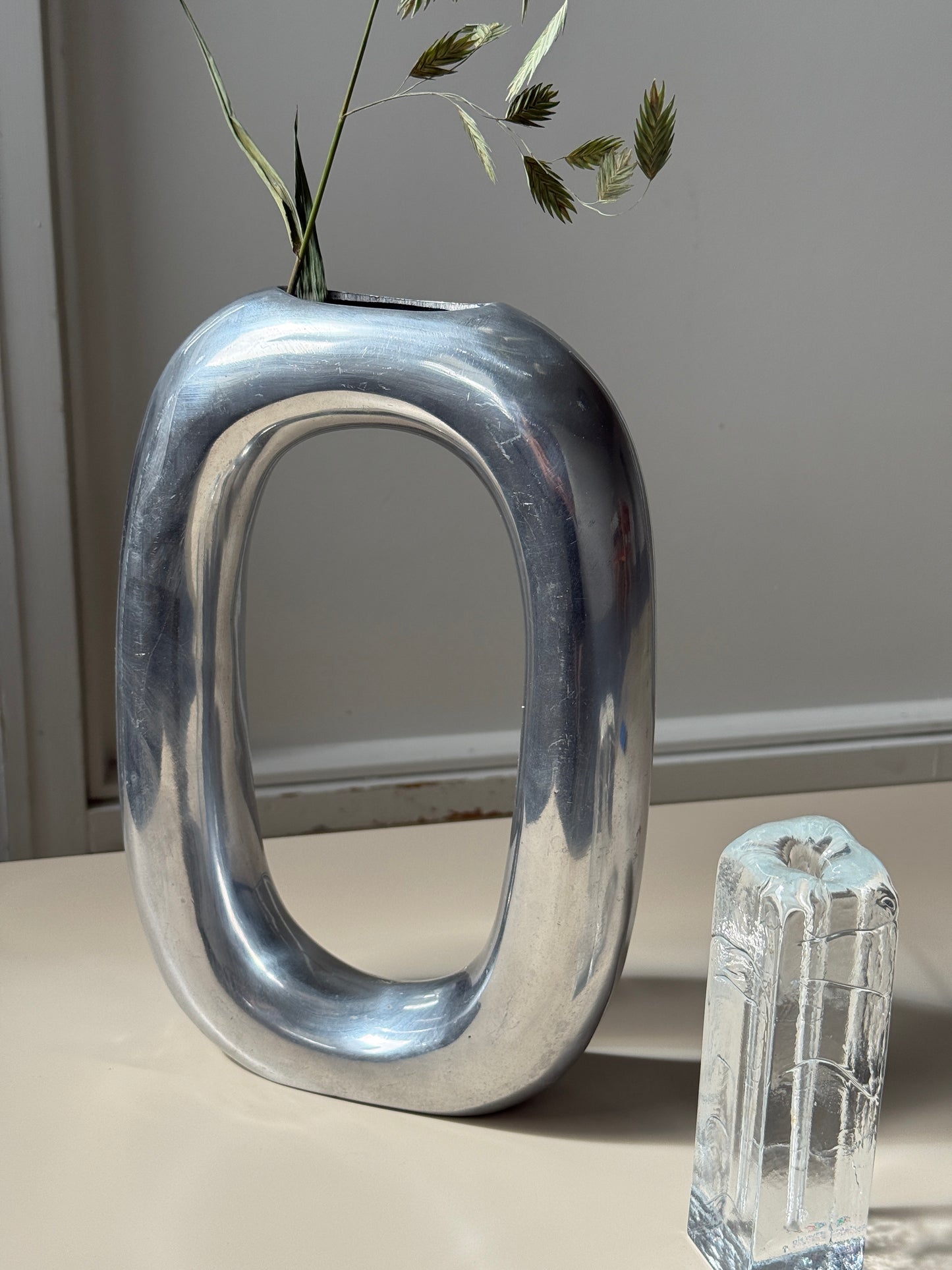 Aluminiumsvase i skulpturelt design