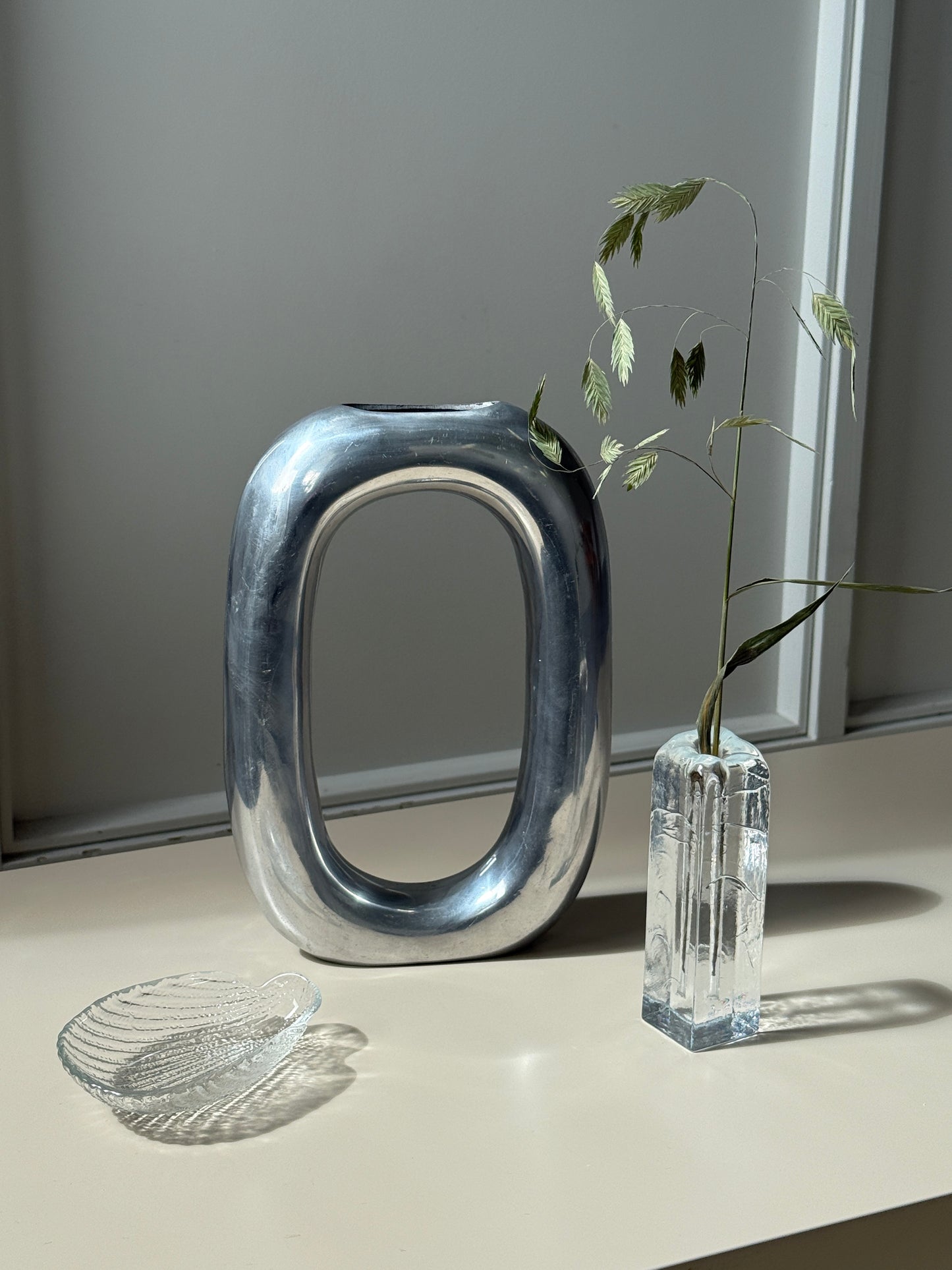 Aluminiumsvase i skulpturelt design