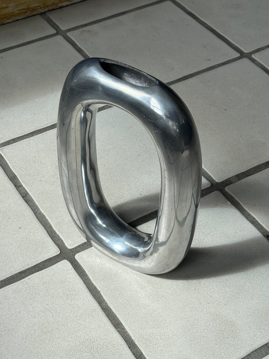 Aluminiumsvase i skulpturelt design