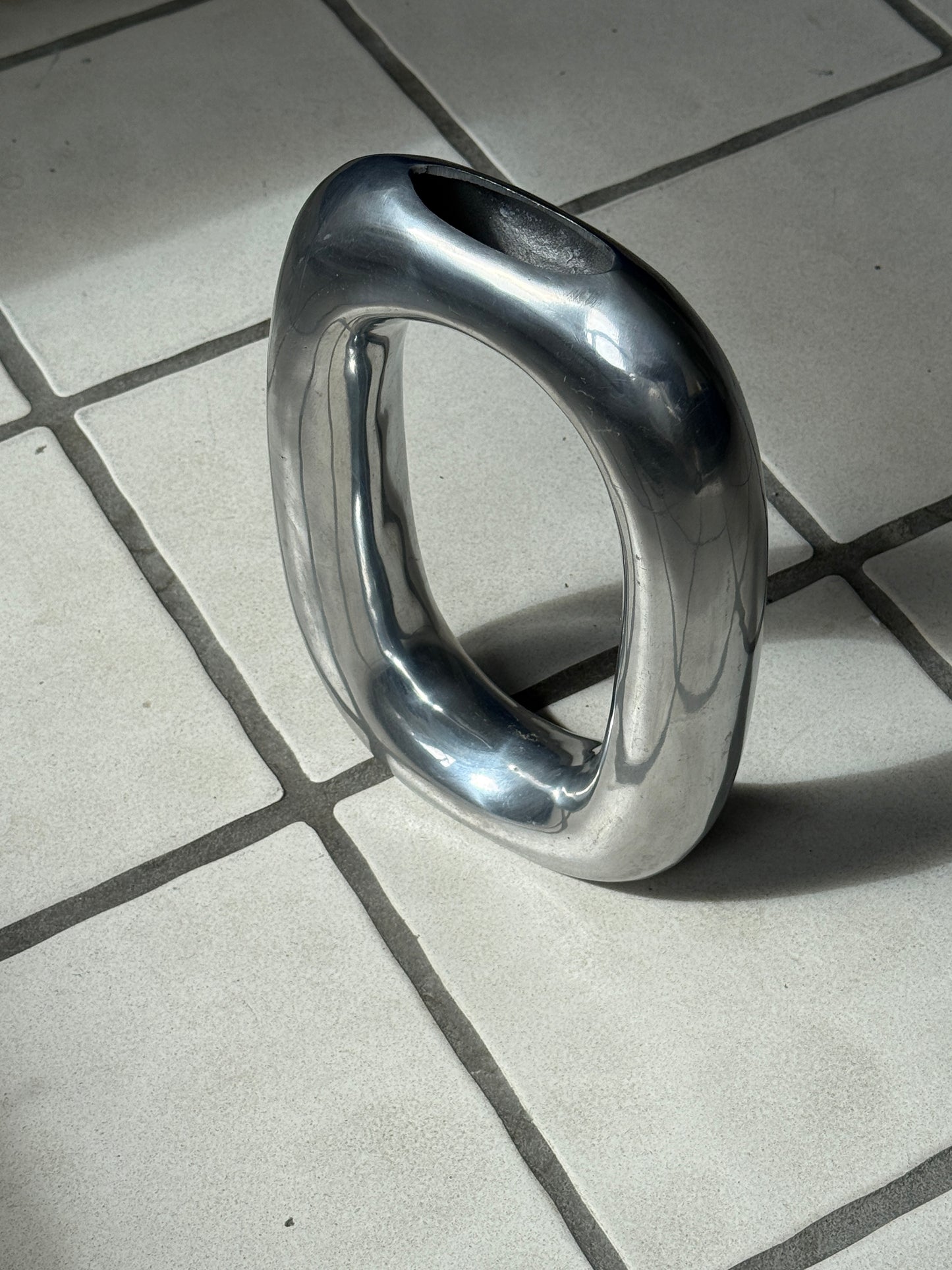 Aluminiumsvase i skulpturelt design
