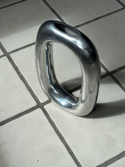 Aluminiumsvase i skulpturelt design