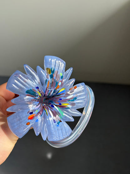 Mundblæst glasblomst i blå nuancer