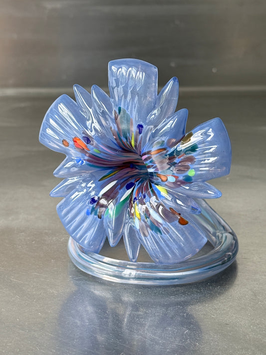 Mundblæst glasblomst i blå nuancer