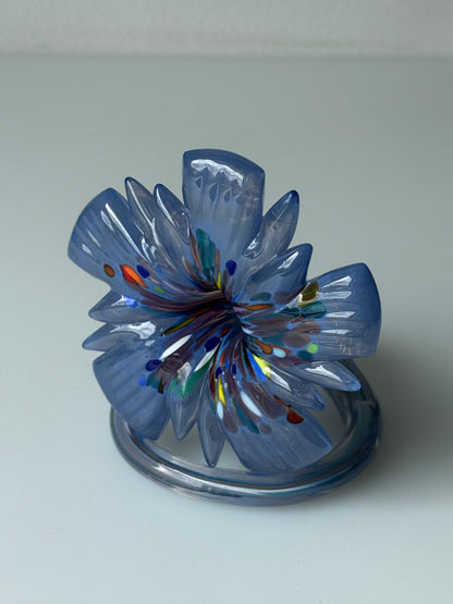 Mundblæst glasblomst i blå nuancer