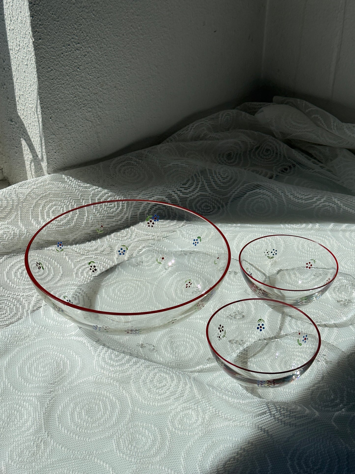 Vintage glasskåle med røde detaljer og blomster – sæt med 7 dele