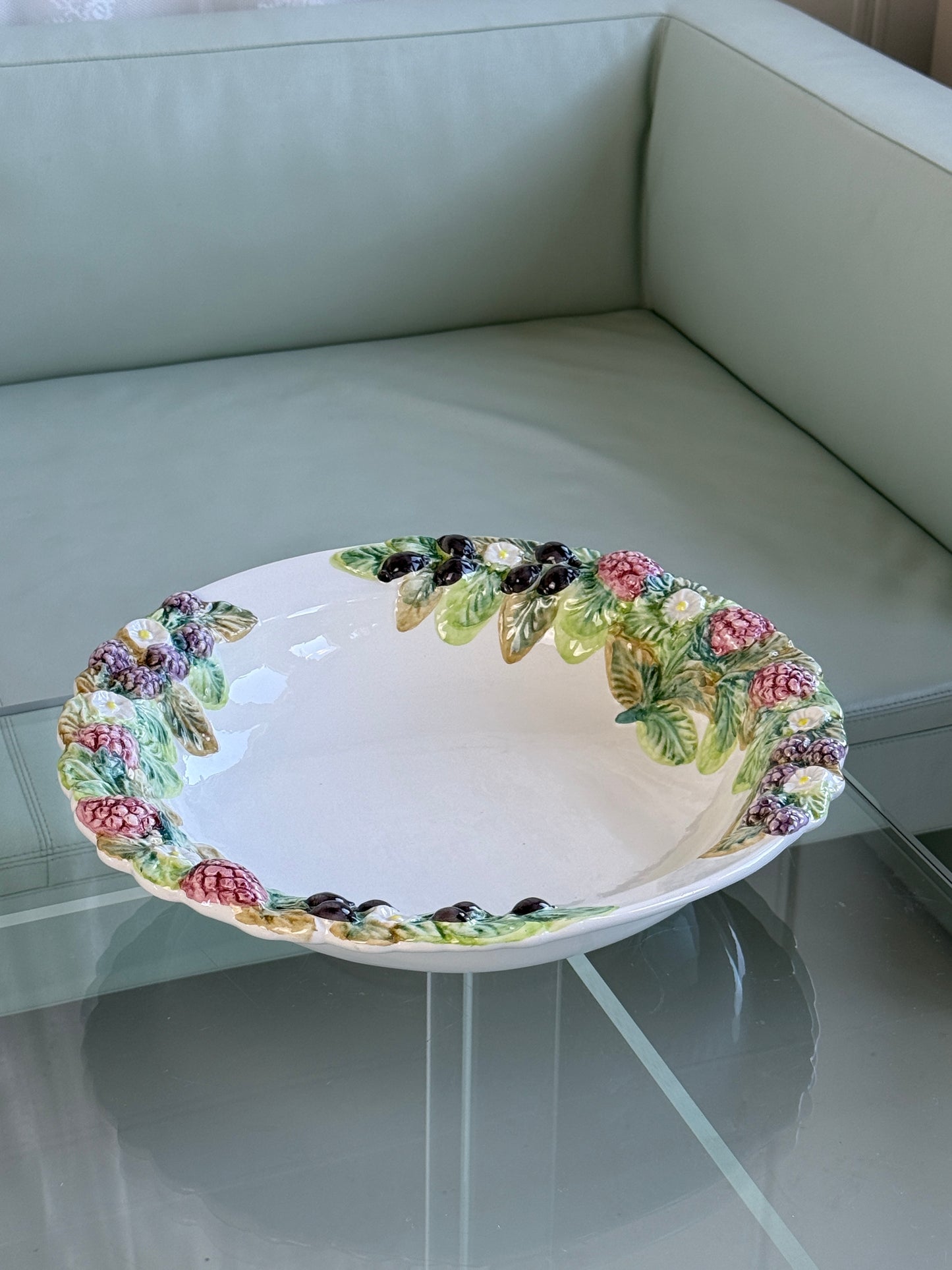 Stort italiensk fajancefad med blomster- og bærkant