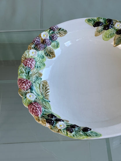 Stort italiensk fajancefad med blomster- og bærkant