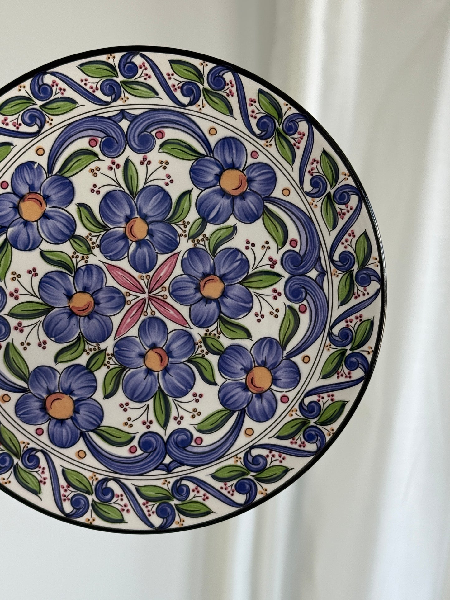 Spansk keramikophæng med håndmalede blomster, mellem