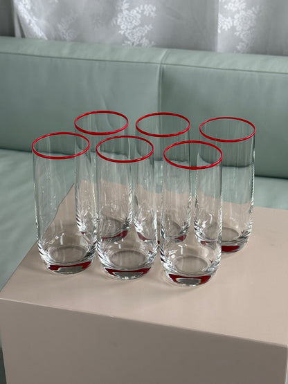 Røde highball glas og tilhørende karaffel