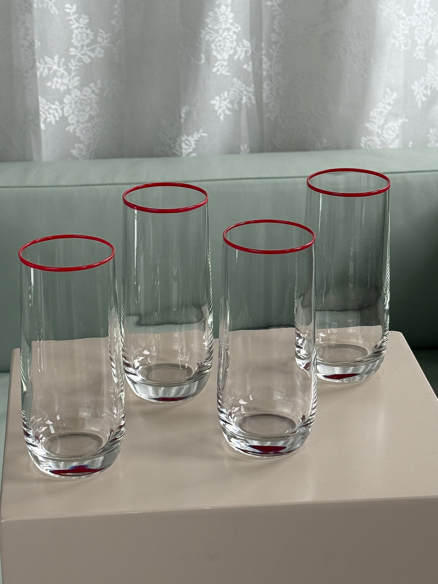 Røde highball glas og tilhørende karaffel
