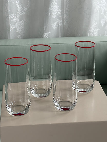 Røde highball glas og tilhørende karaffel