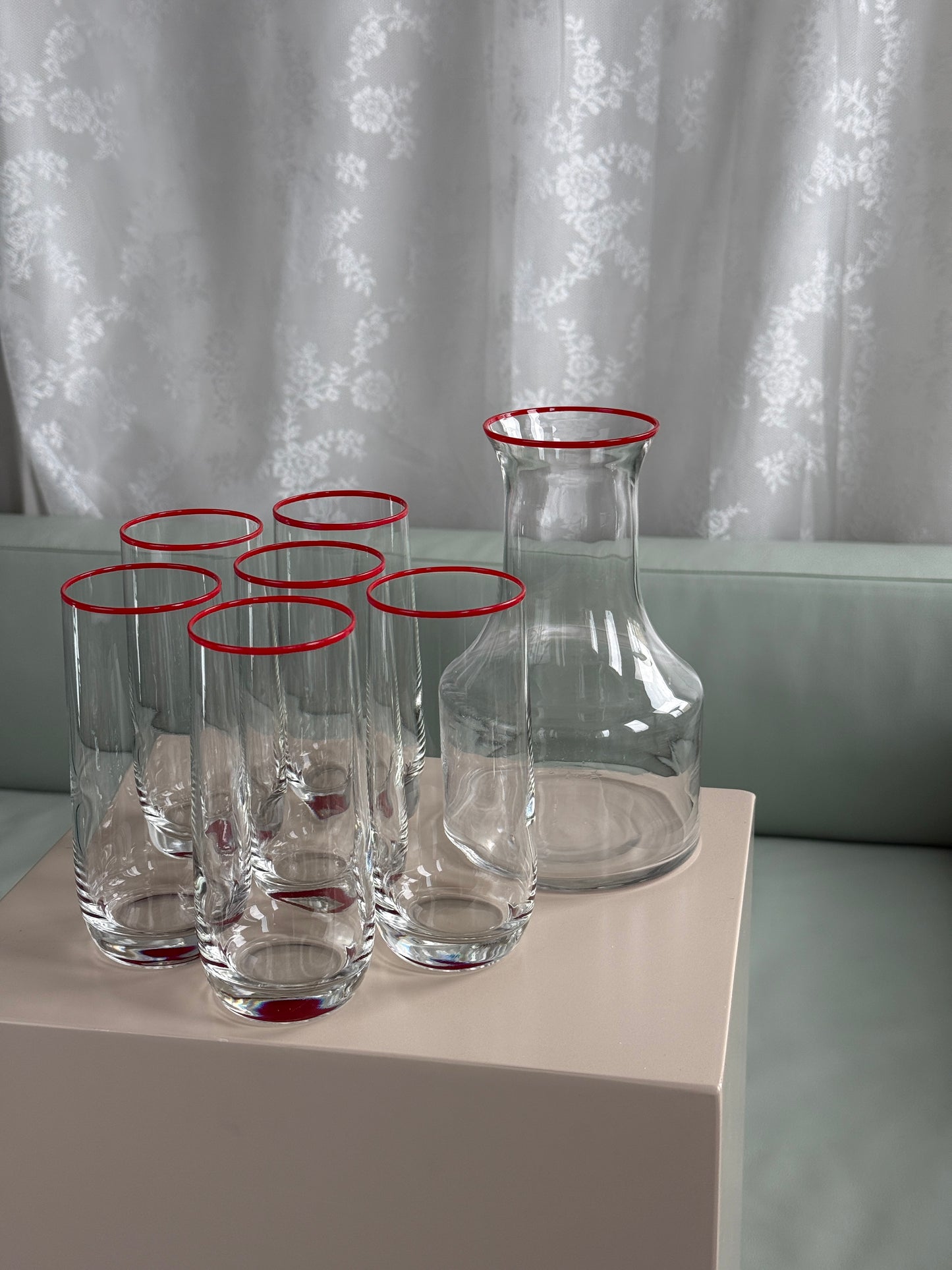 Røde highball glas og tilhørende karaffel