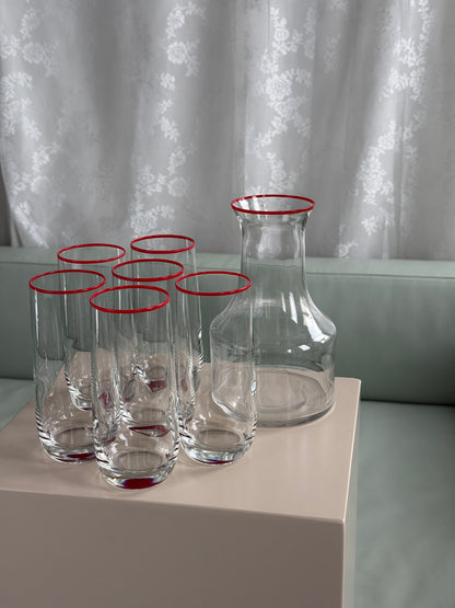 Røde highball glas og tilhørende karaffel