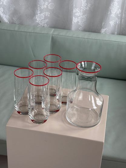 Røde highball glas og tilhørende karaffel