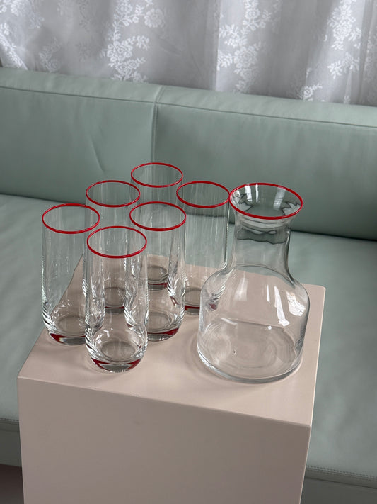 Røde highball glas og tilhørende karaffel