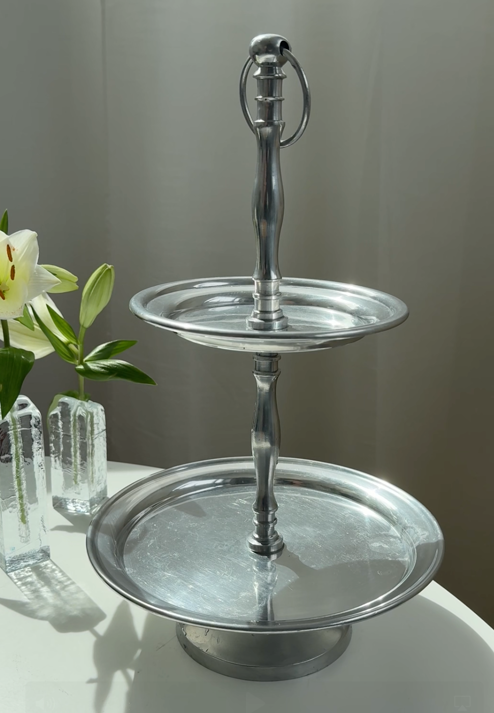 Stor to-etagers etagere / opsats i metal