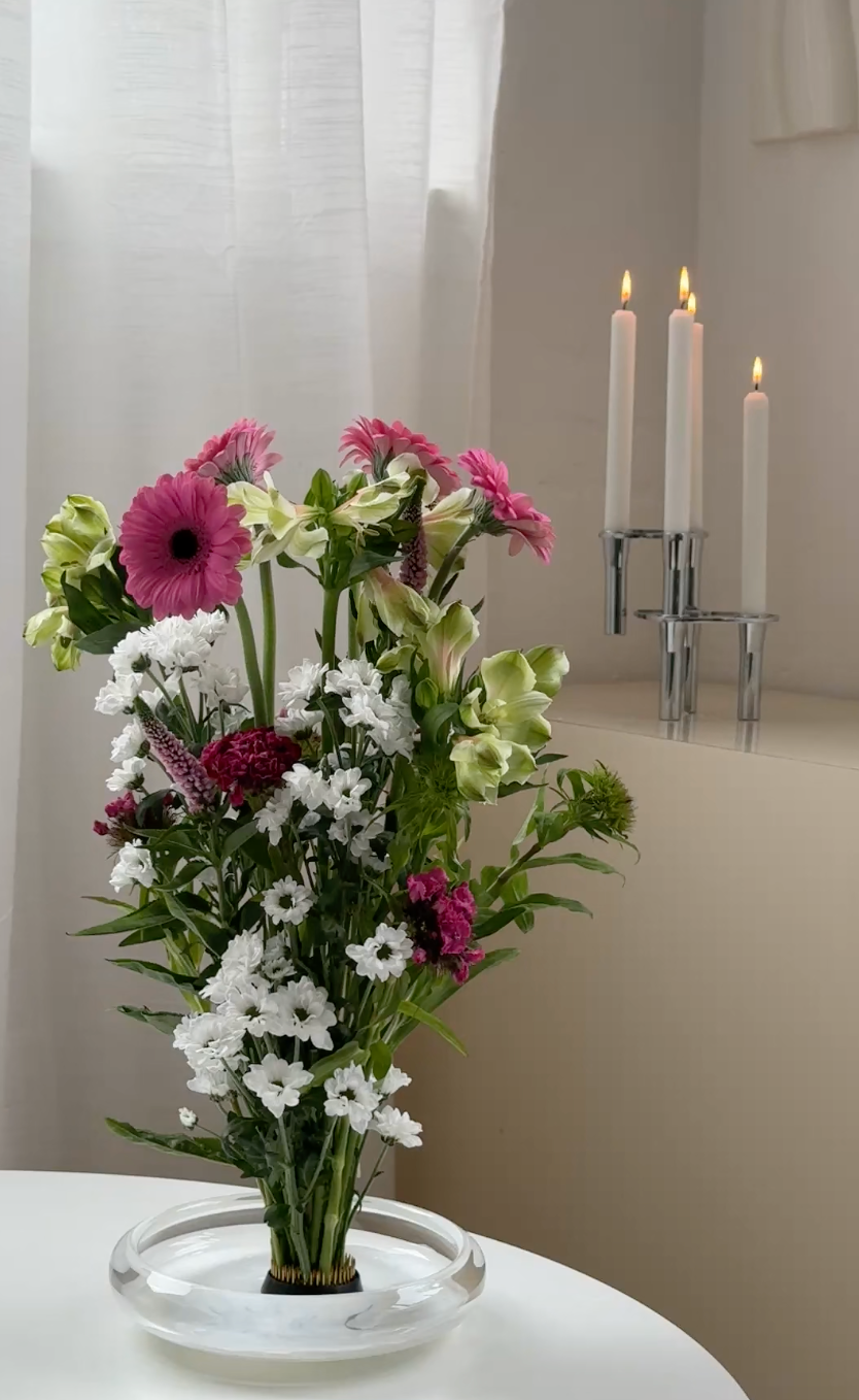 Lav glasskål med hvidt confetti-mønster