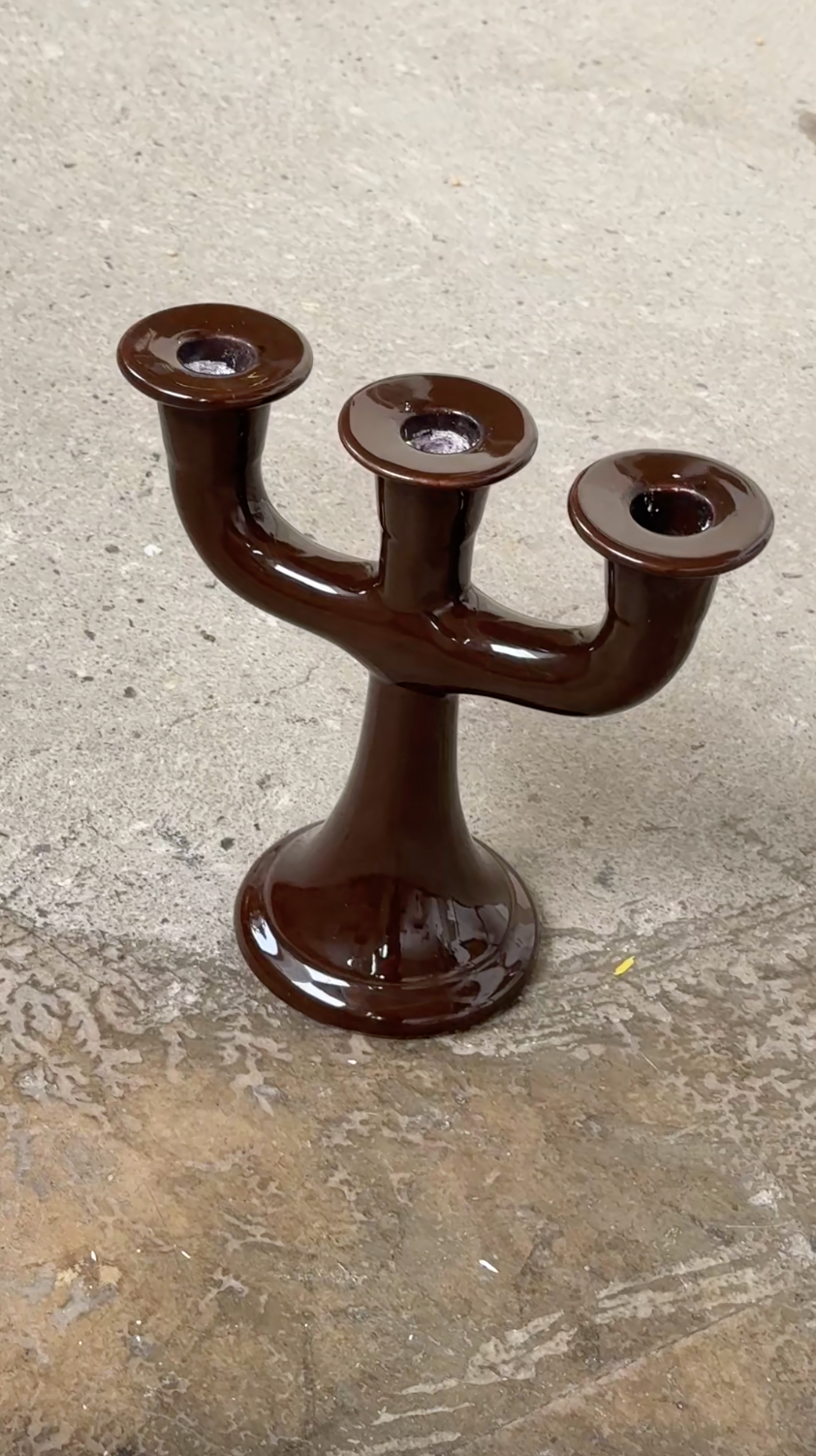 Brun trearmet lysestage, keramik