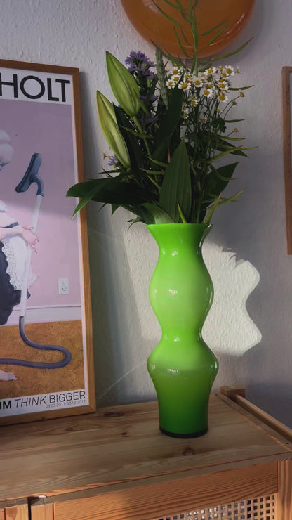 BØLGEDE VASE